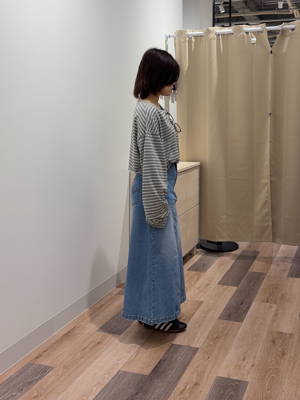 グレー系のTシャツ/カットソー、ブルー系のスカートを着用したレディースの春コーディネートの2枚目の写真