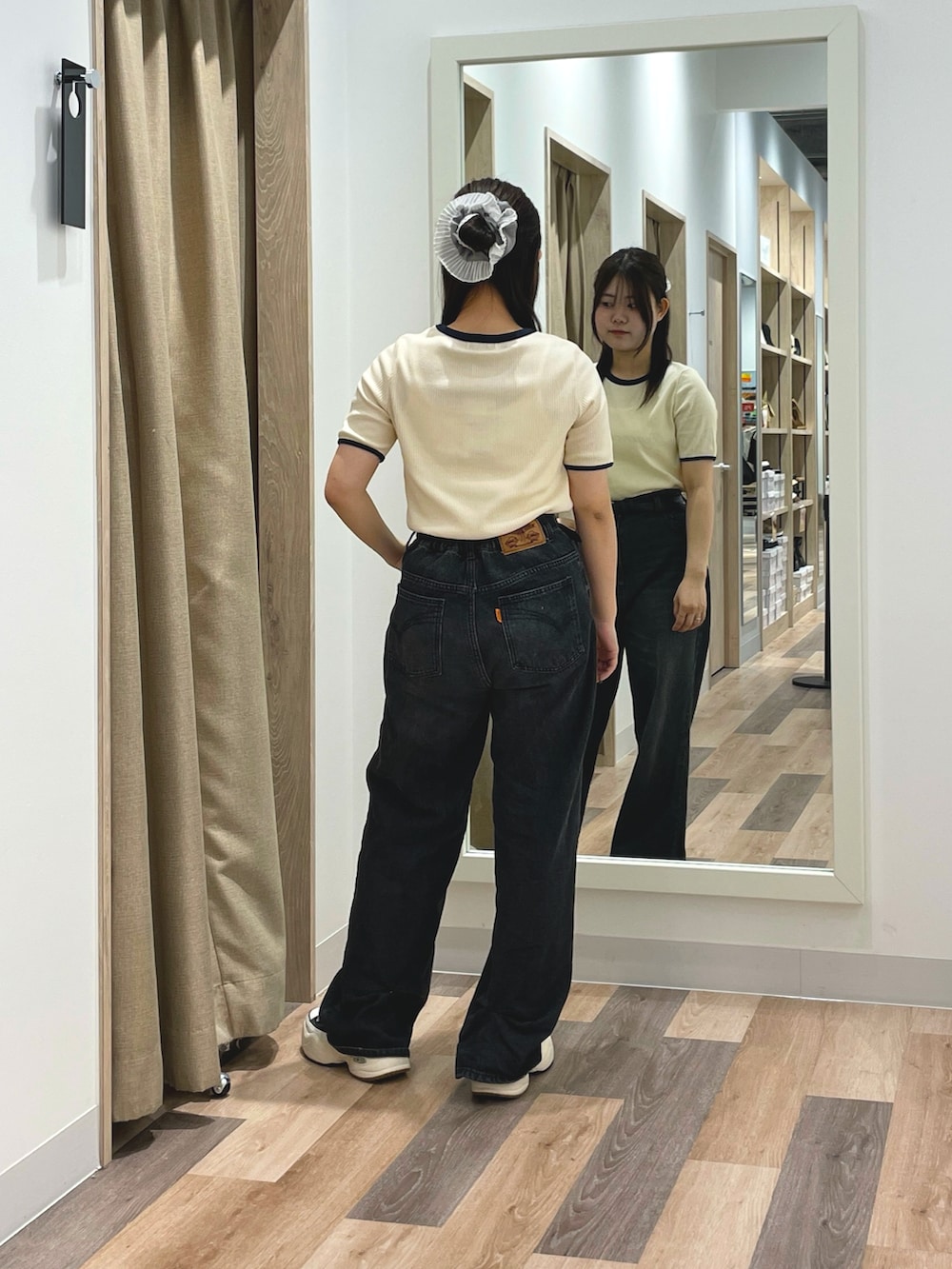 グレー系のTシャツ/カットソー、ブラック系のデニムパンツ、ブラック系のスニーカーを着用したレディースの夏コーディネートの3枚目の写真