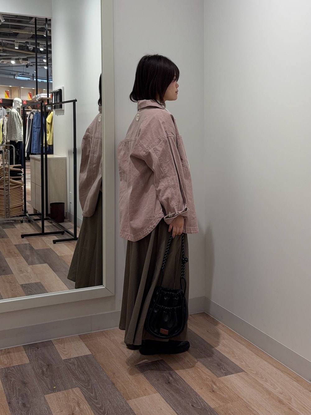 ホワイト系のシャツ/ブラウス、ピンク系のシャツ/ブラウス、ベージュ系のスカートを着用したレディースの春コーディネートの2枚目の写真