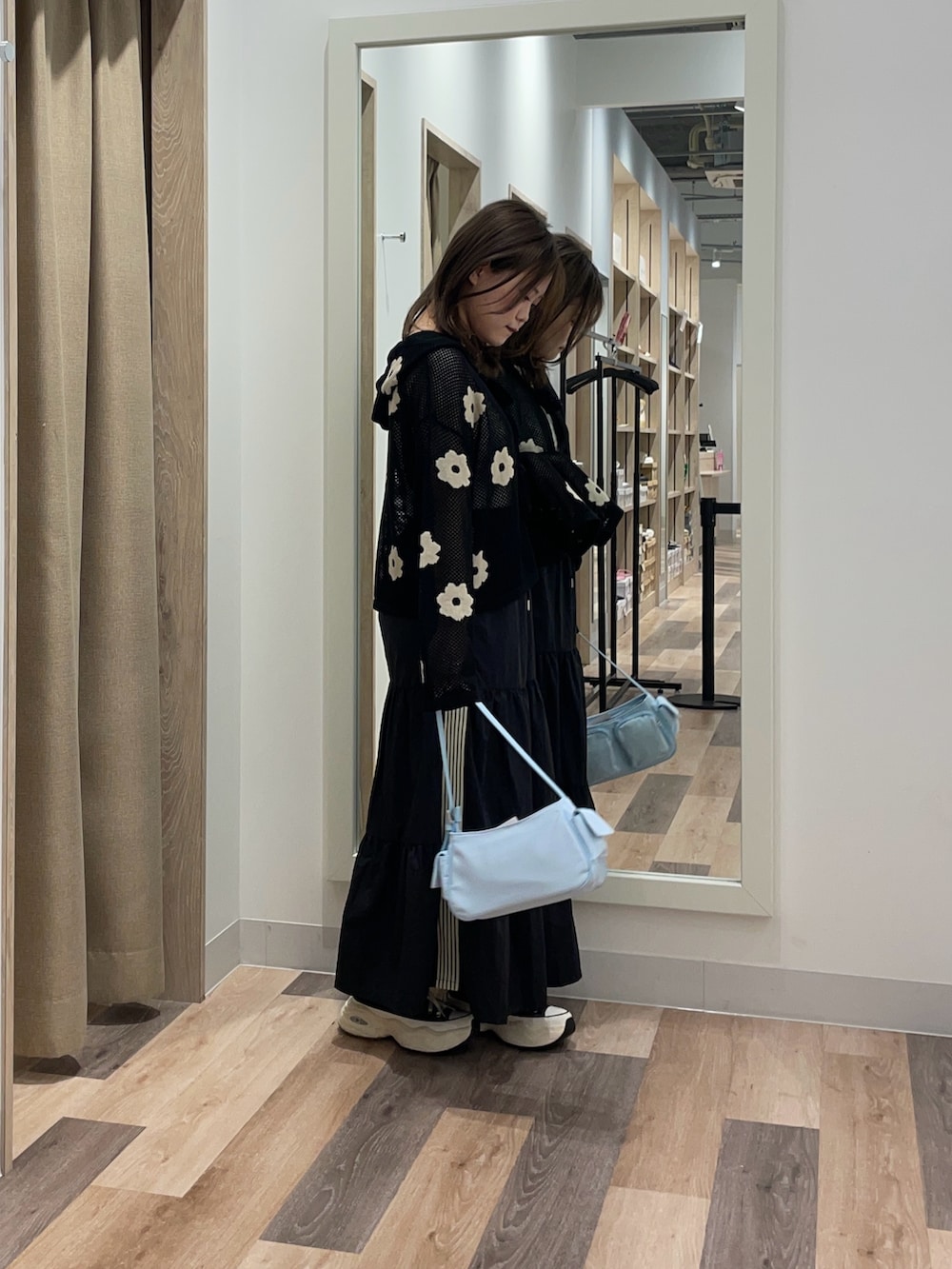 ホワイト系のスカート、ブラック系のニット/セーターを着用したレディースの秋コーディネートの2枚目の写真