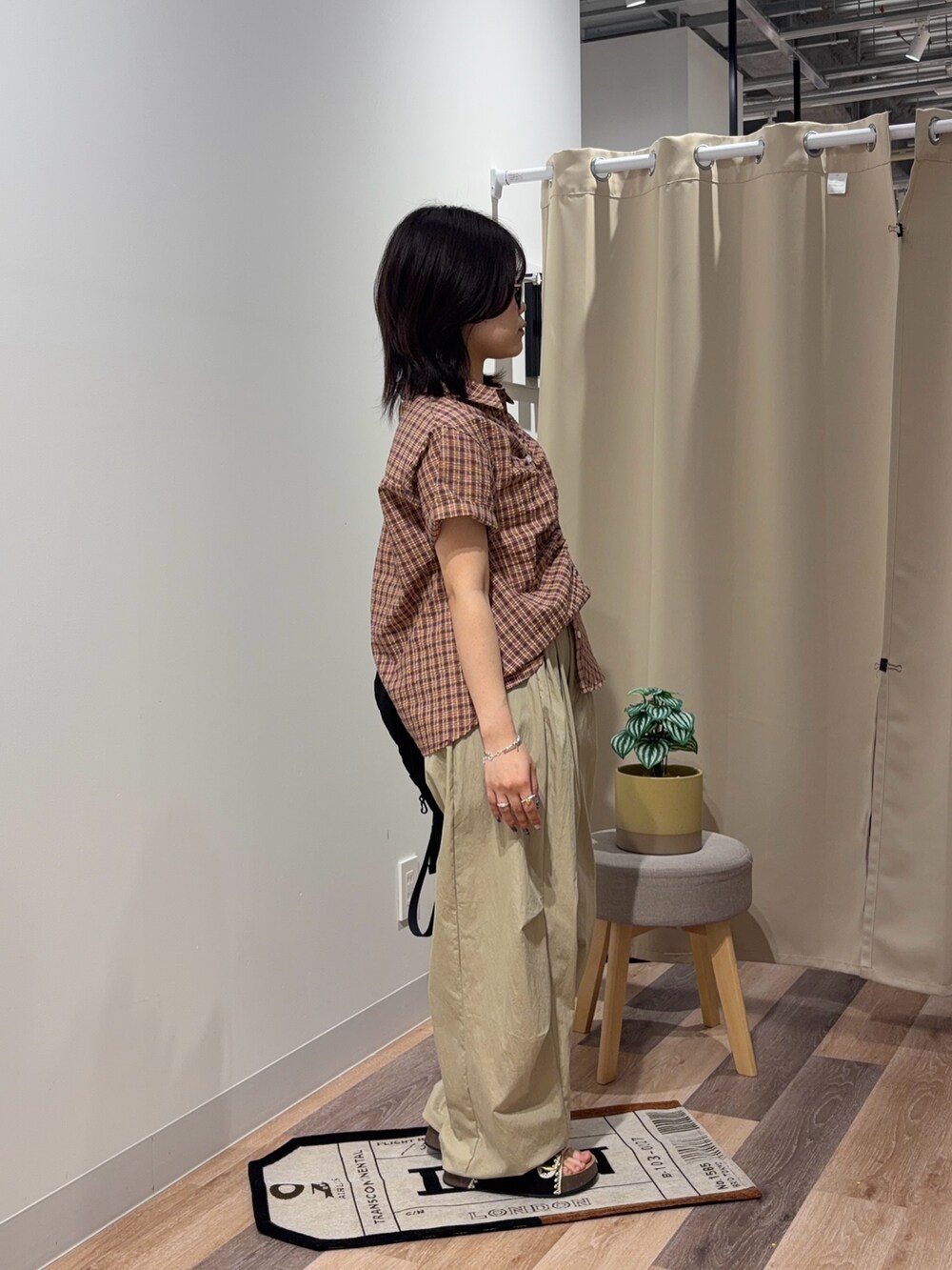 レッド系のシャツ/ブラウス、グリーン系のその他パンツを着用したレディースの夏コーディネートの2枚目の写真
