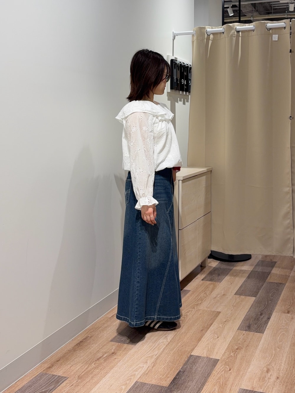 ホワイト系のシャツ/ブラウス、ブルー系のスカートを着用したレディースの春コーディネートの2枚目の写真