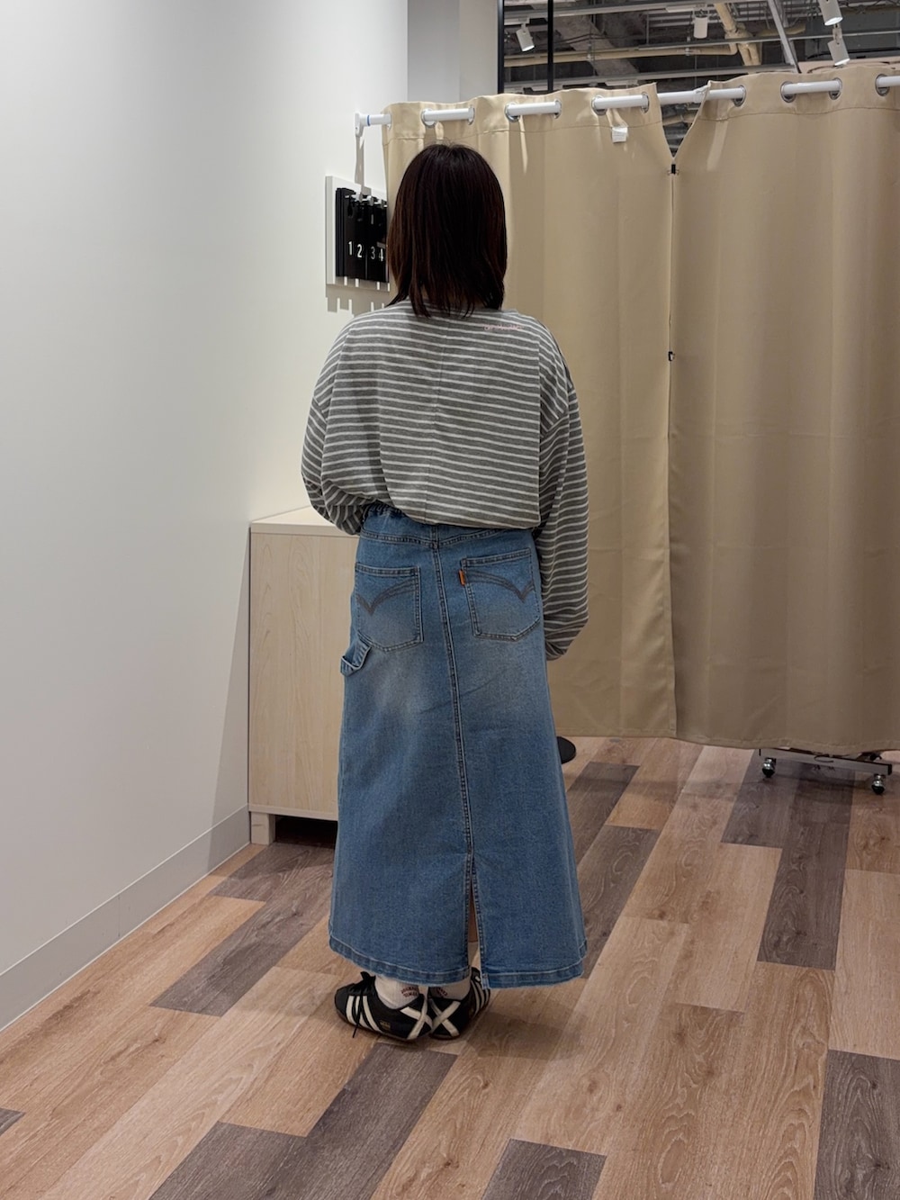 グレー系のTシャツ/カットソー、ブルー系のスカートを着用したレディースの春コーディネートの3枚目の写真