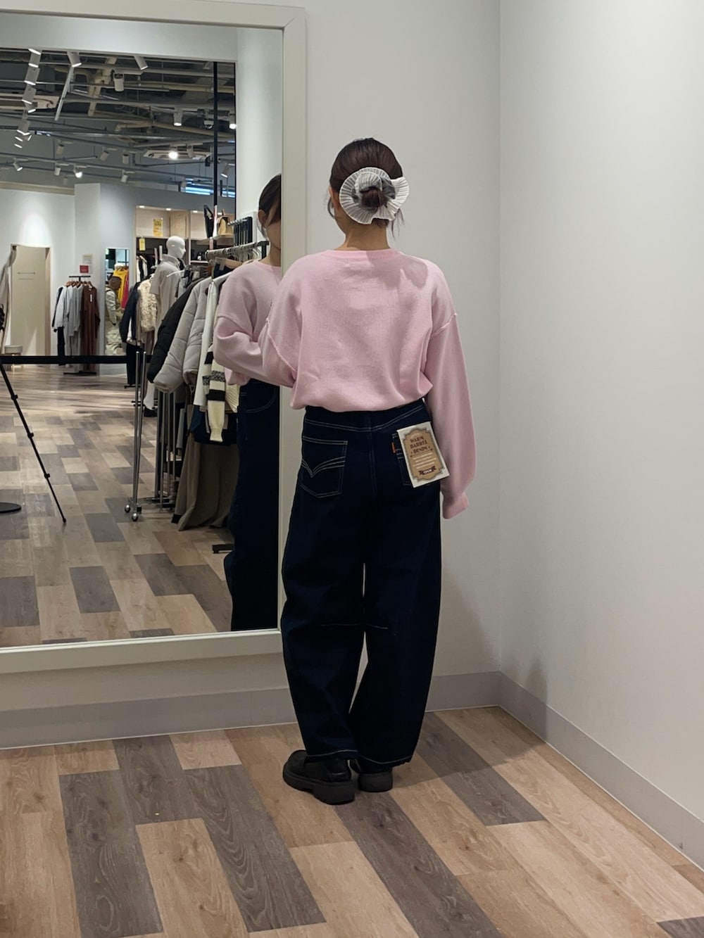 ブルー系のデニムパンツ、ピンク系のニット/セーターを着用したレディースの冬コーディネートの3枚目の写真