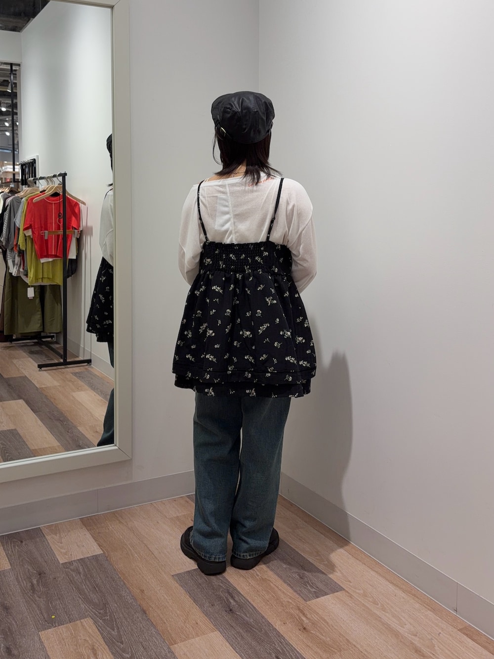 ホワイト系のTシャツ/カットソー、ブラック系のワンピース、ブルー系のデニムパンツを着用したレディースの春コーディネートの3枚目の写真