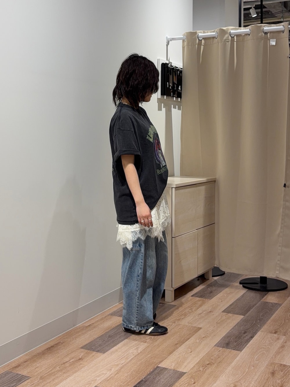グレー系のTシャツ/カットソー、ホワイト系のシャツ/ブラウス、ブルー系のデニムパンツを着用したレディースの春コーディネートの2枚目の写真