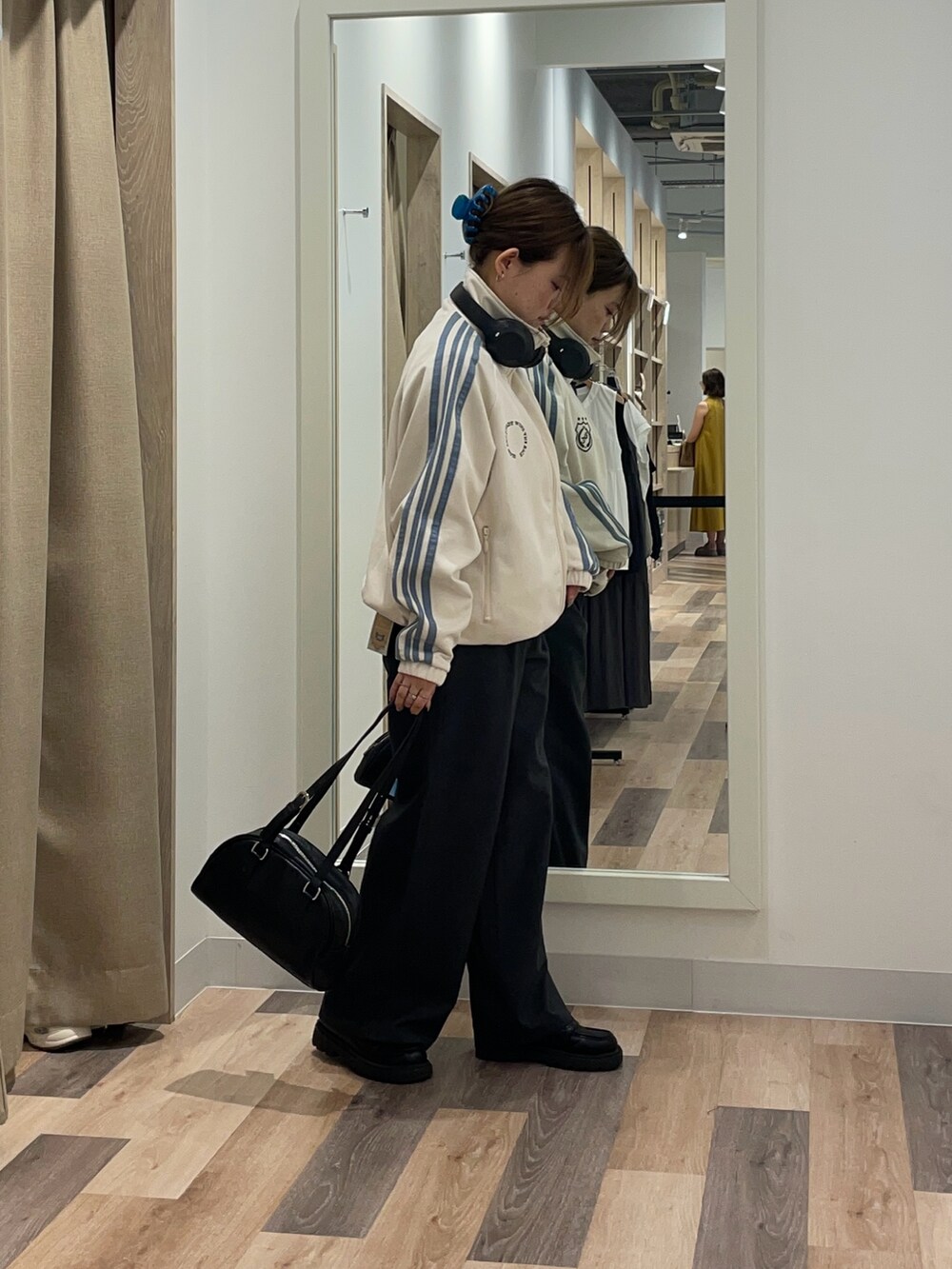 「CPCM、トラックジャケット、スラックス、秋コーデ、秋服準備はじめました、秋服」｜「CPCMのフェイクスエードトラックジャケット（ブルゾン、グリーン系）」を使った、みおさん（骨格ストレート・レディース・155cm）の秋コーディネートの2枚目の写真