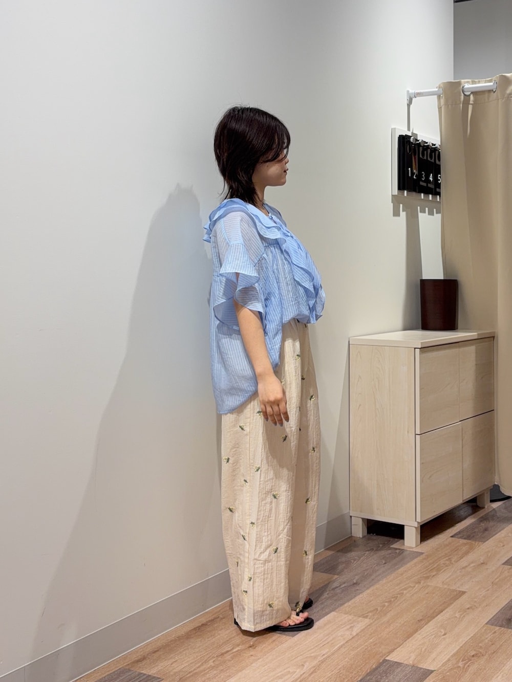 ブルー系のシャツ/ブラウス、ホワイト系のその他パンツを着用したレディースの夏コーディネートの2枚目の写真