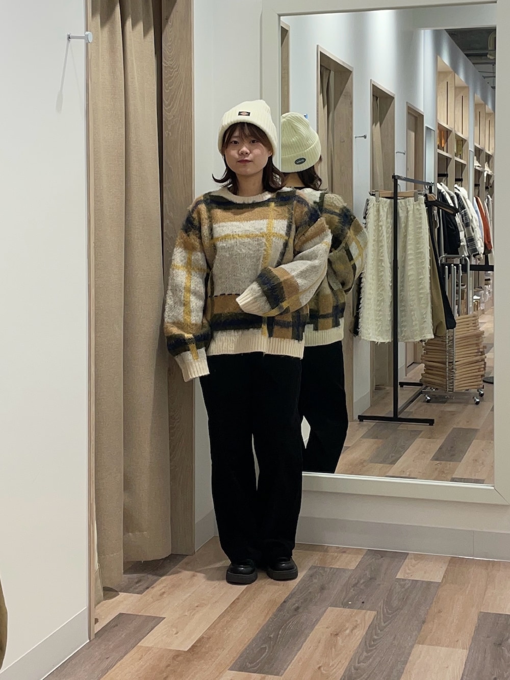 ホワイト系のブルゾン、グリーン系のニット/セーターを着用したレディースの冬コーディネートの2枚目の写真