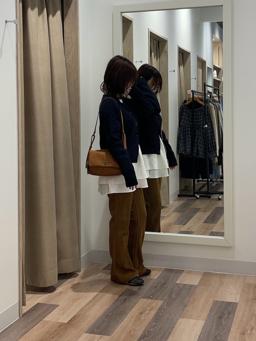 ブルー系のカーディガン/ボレロ、ホワイト系のTシャツ/カットソー、ブラック系のその他パンツを着用したレディースの秋コーディネートの2枚目の写真