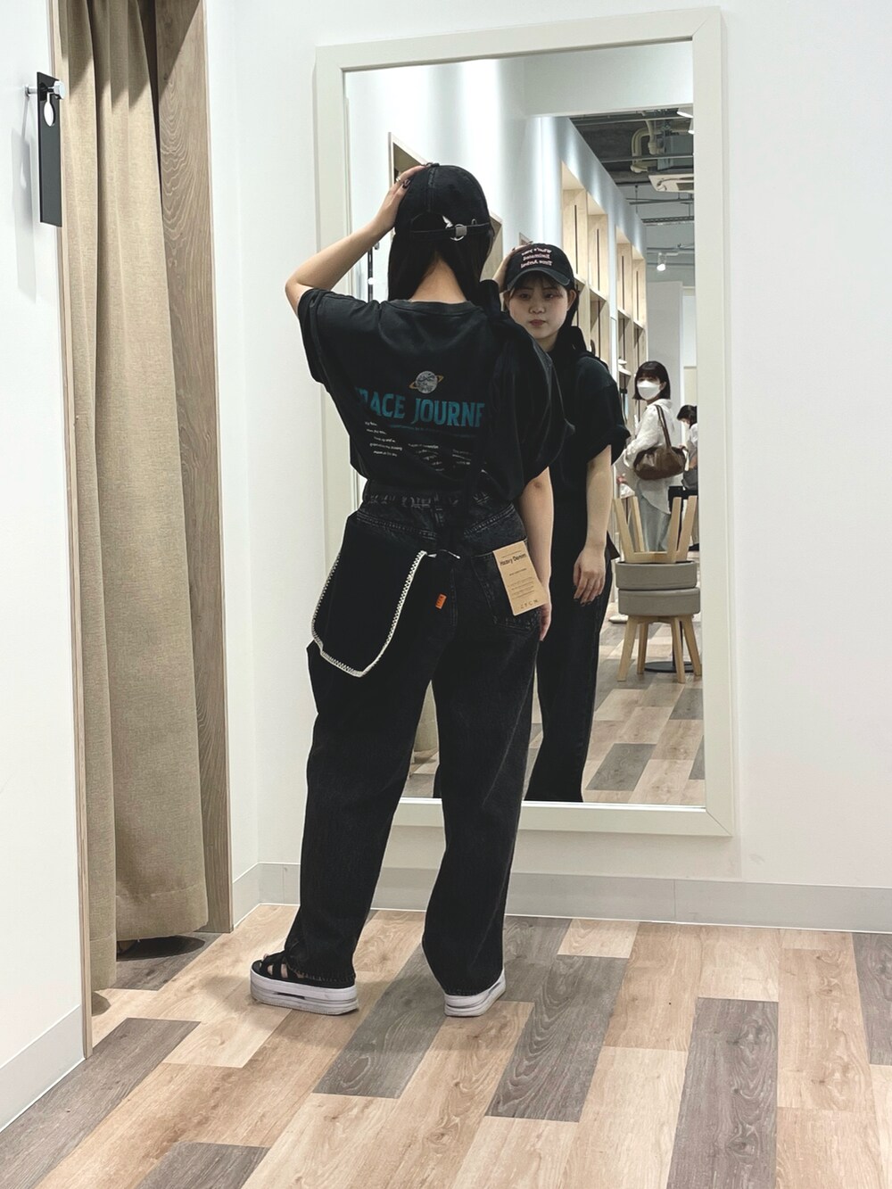 ブラック系のデニムパンツ、グレー系のTシャツ/カットソー、ブラック系のショルダーバッグを着用したレディースの夏コーディネートの3枚目の写真