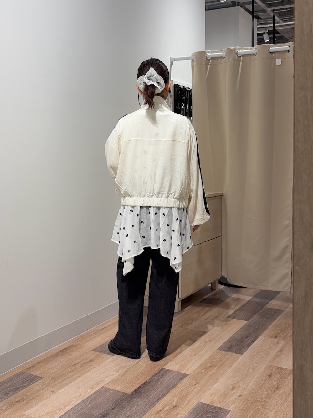 ホワイト系のブルゾン、ホワイト系のシャツ/ブラウス、ブラック系のデニムパンツを着用したレディースの春コーディネートの3枚目の写真