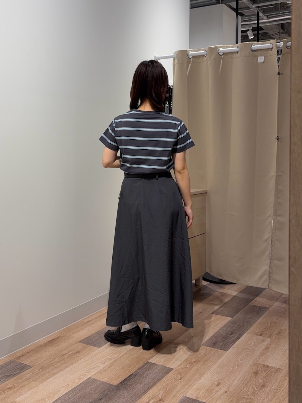 グレー系のTシャツ/カットソー、ベージュ系のスカートを着用したレディースの春コーディネートの3枚目の写真
