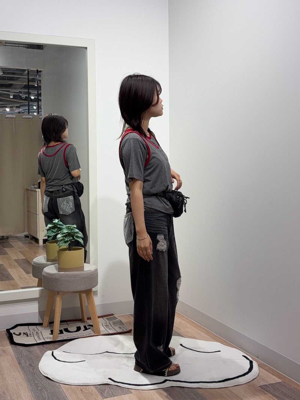 グレー系のTシャツ/カットソー、ブラック系のその他パンツを着用したレディースの夏コーディネートの2枚目の写真