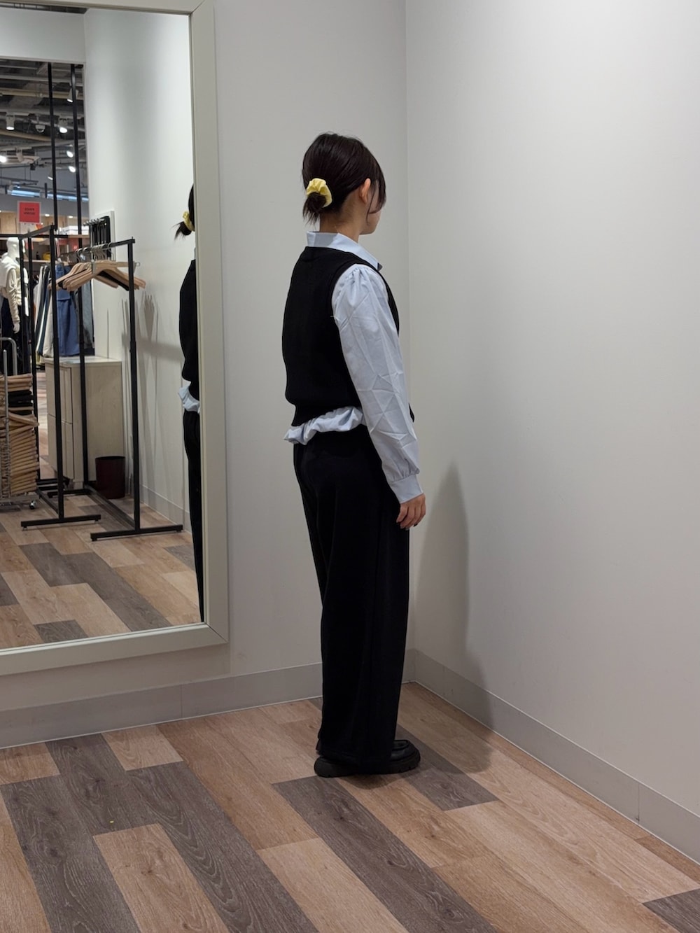 ベージュ系のニット/セーター、ブルー系のシャツ/ブラウス、グレー系のその他パンツを着用したレディースの春コーディネートの2枚目の写真