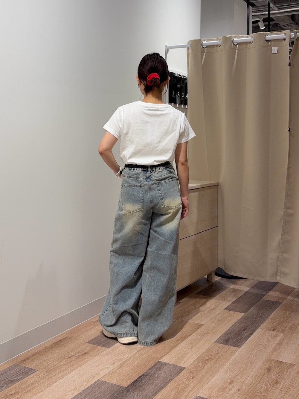ホワイト系のTシャツ/カットソーを着用したレディースの春コーディネートの3枚目の写真