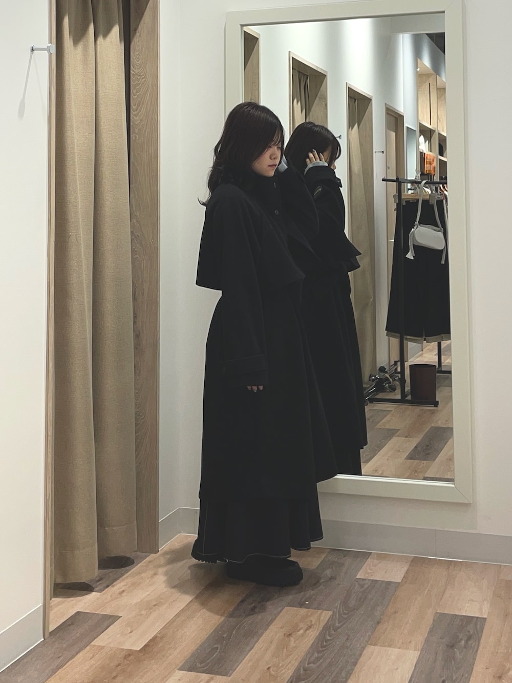 グレー系のその他アウターを着用したレディースの秋コーディネートの2枚目の写真