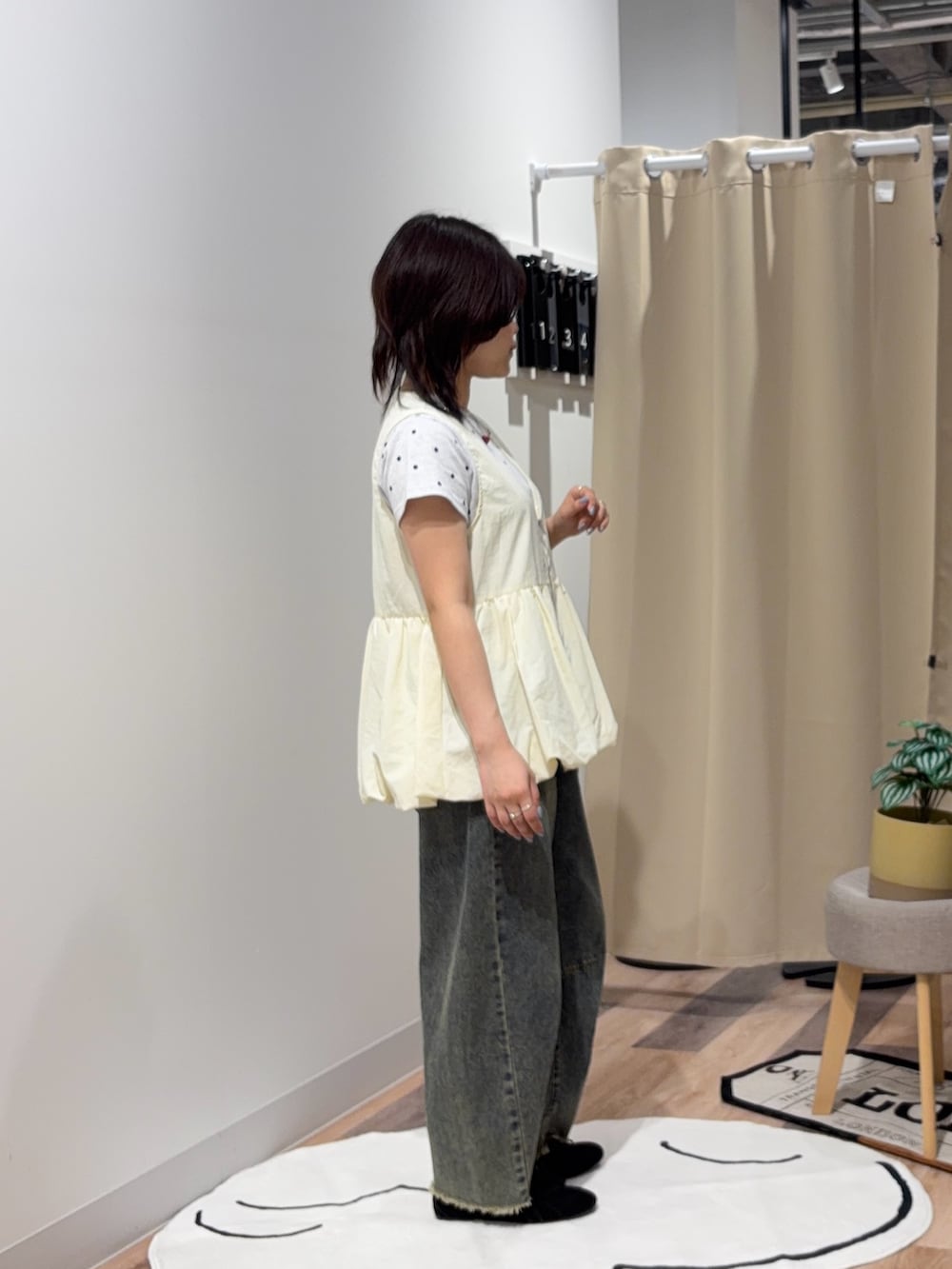 ホワイト系のTシャツ/カットソー、ホワイト系のベストを着用したレディースの夏コーディネートの2枚目の写真