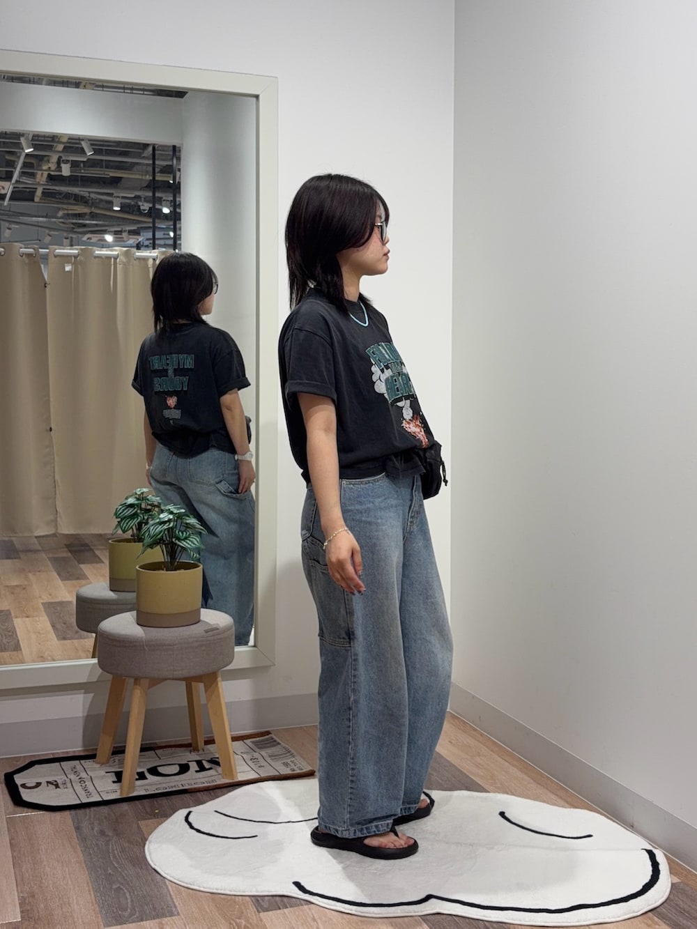 グレー系のTシャツ/カットソー、ブルー系のデニムパンツを着用したレディースの夏コーディネートの2枚目の写真