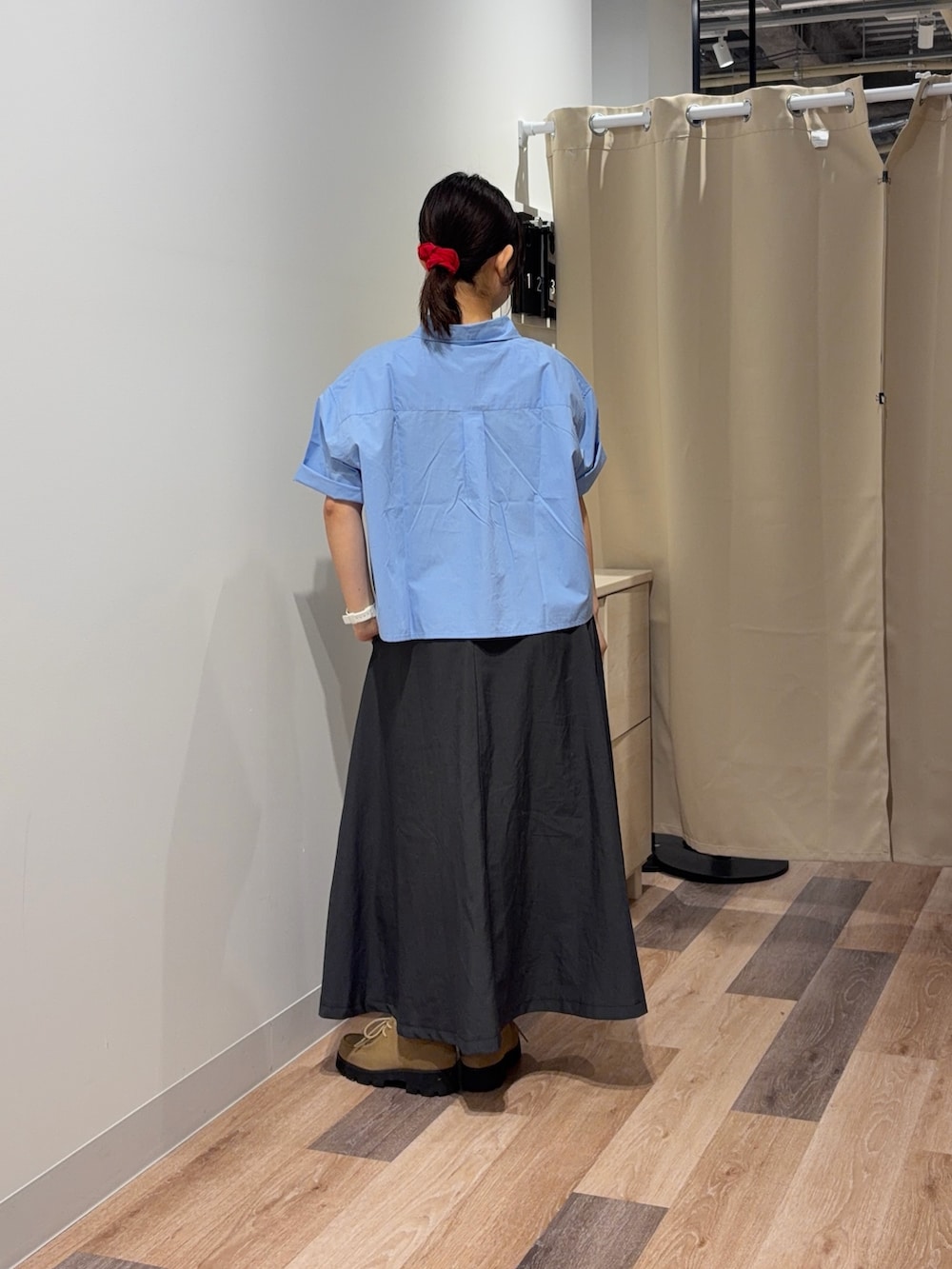 ブルー系のシャツ/ブラウス、ベージュ系のスカートを着用したレディースの春コーディネートの3枚目の写真