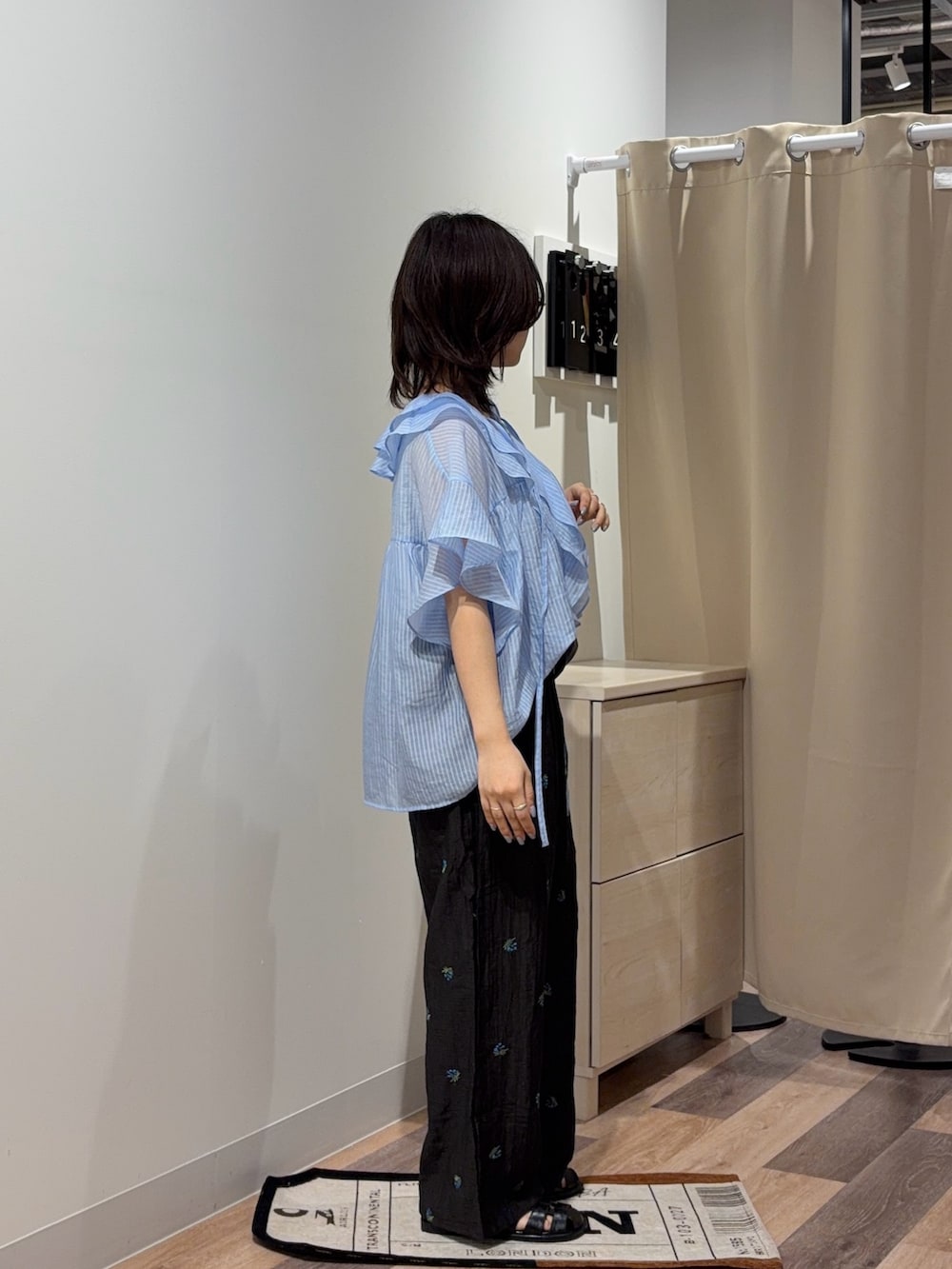 ブルー系のシャツ/ブラウス、ブラック系のその他パンツ、ブラック系のトートバッグを着用したレディースの夏コーディネートの2枚目の写真