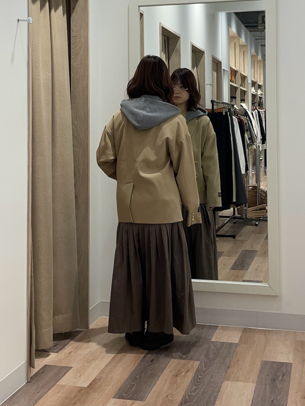 ベージュ系のテーラードジャケット、グレー系のニット/セーターを着用したレディースの冬コーディネートの3枚目の写真