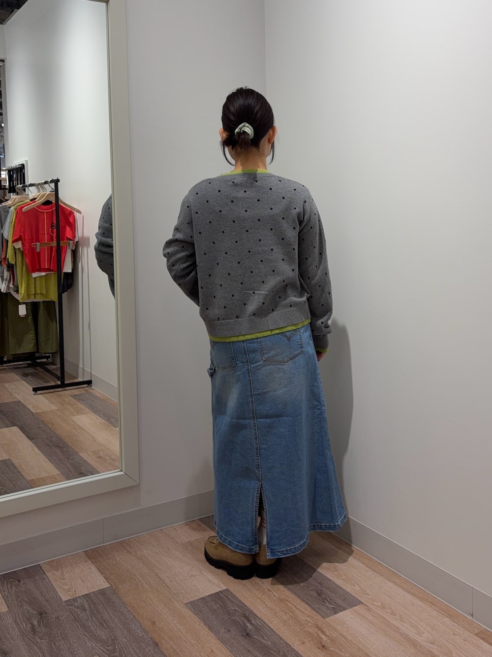 グレー系のカーディガン/ボレロ、ブルー系のスカートを着用したレディースの春コーディネートの3枚目の写真