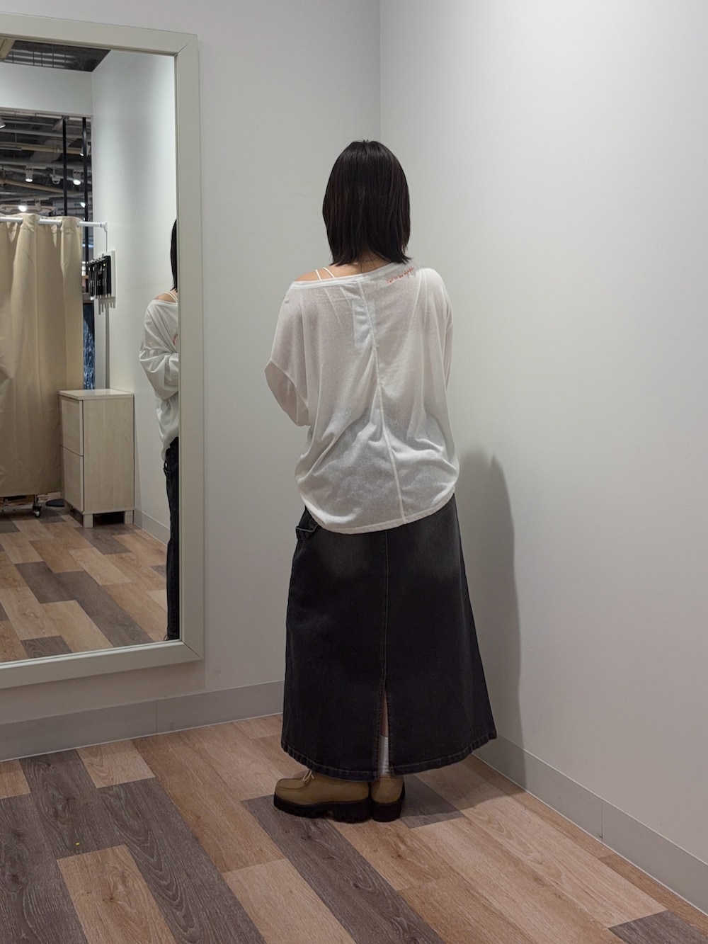 ホワイト系のTシャツ/カットソー、ホワイト系のキャミソール、ブラック系のスカートを着用したレディースの春コーディネートの3枚目の写真