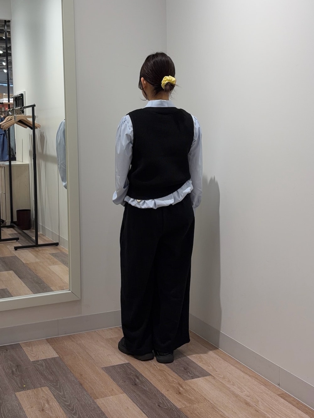 ベージュ系のニット/セーター、ブルー系のシャツ/ブラウス、グレー系のその他パンツを着用したレディースの春コーディネートの3枚目の写真