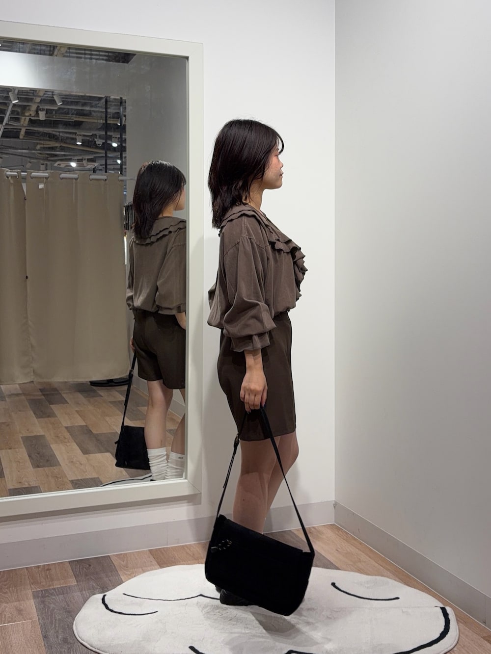 ブラウン系のシャツ/ブラウス、ブラウン系のショルダーバッグ、ブラック系のローファーを着用したレディースの秋コーディネートの2枚目の写真