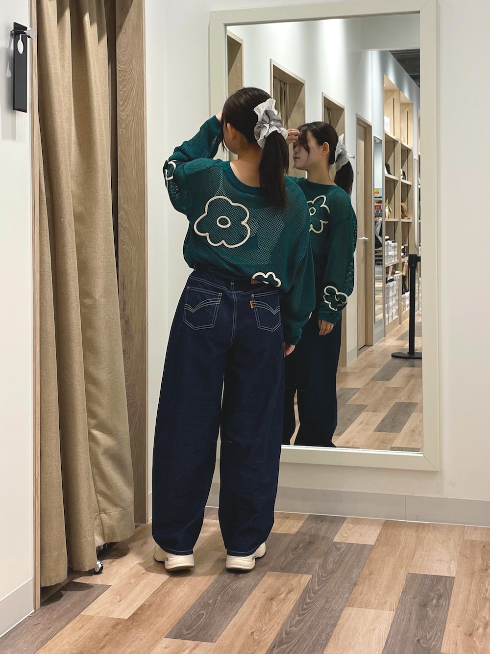 「カジュアル、メッシュニット、デニム、スニーカー」｜「CPCMのライトオンスバレルデニム（デニムパンツ、ブルー系）」を使った、みおさん（骨格ストレート・レディース・155cm）の夏コーディネートの3枚目の写真