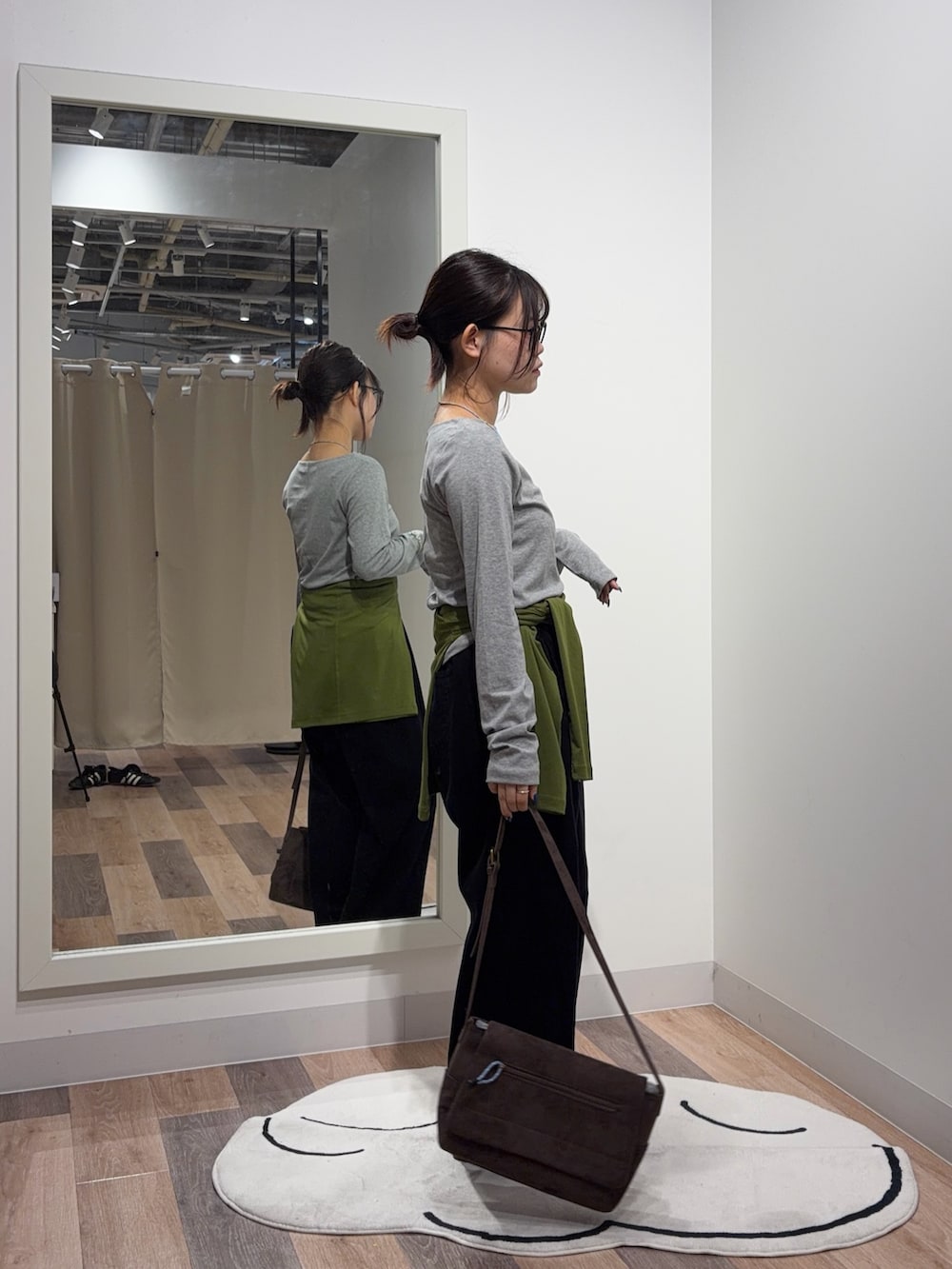 グレー系のTシャツ/カットソー、グリーン系のTシャツ/カットソー、ブラック系のセットアップを着用したレディースの秋コーディネートの2枚目の写真
