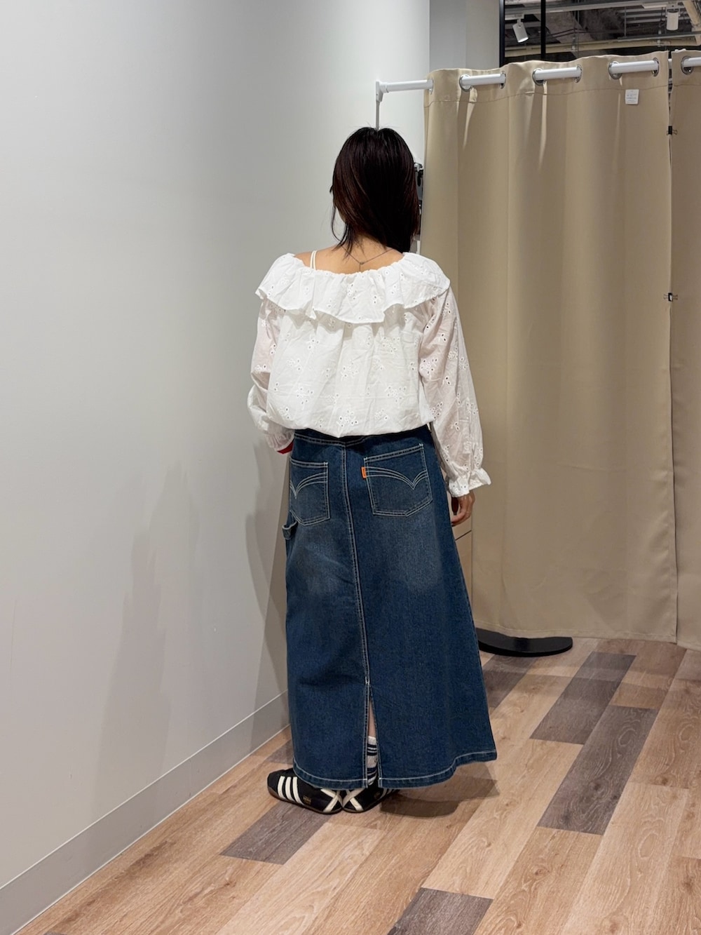 ホワイト系のシャツ/ブラウス、ブルー系のスカートを着用したレディースの春コーディネートの3枚目の写真