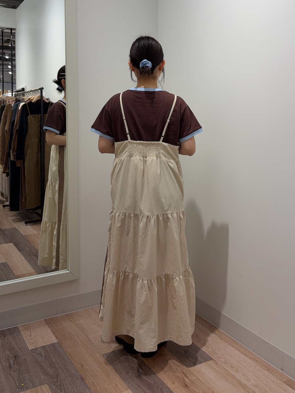 ブラウン系のTシャツ/カットソー、ホワイト系のワンピースを着用したレディースの春コーディネートの3枚目の写真