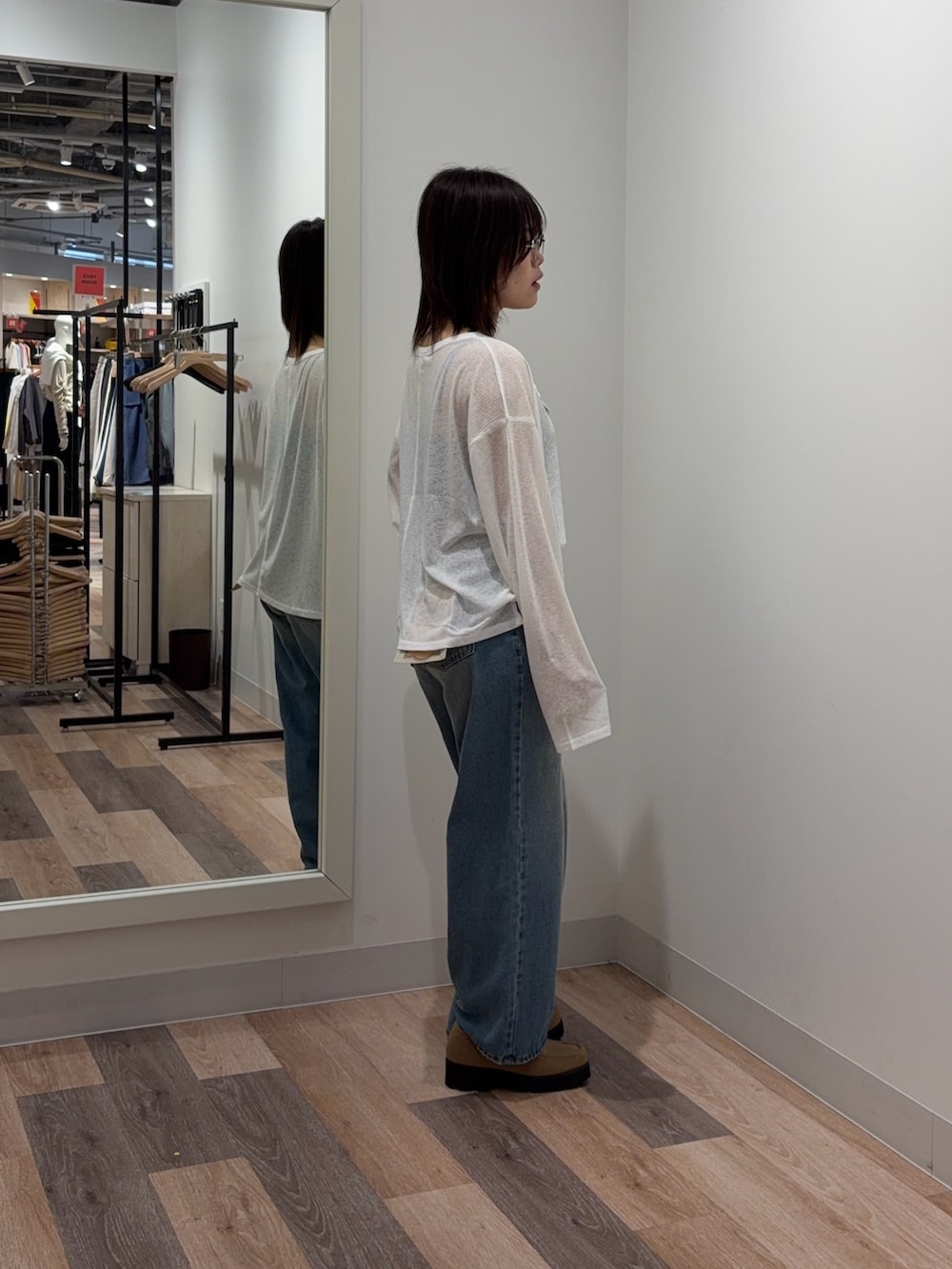 ホワイト系のTシャツ/カットソー、ブルー系のキャミソール、ブルー系のデニムパンツを着用したレディースの春コーディネートの2枚目の写真