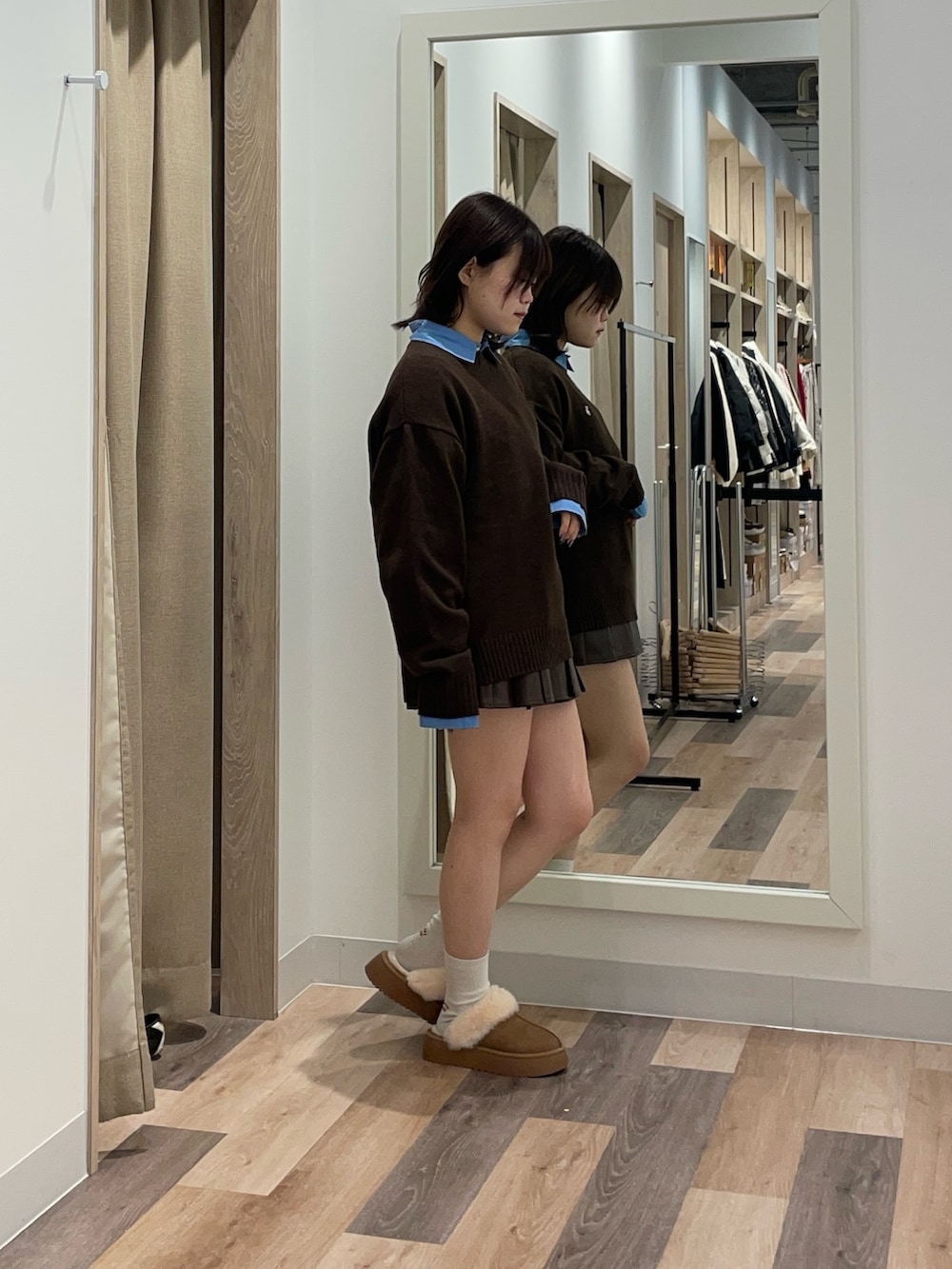 ブラウン系のニット/セーター、イエロー系のブーツを着用したレディースの冬コーディネートの2枚目の写真