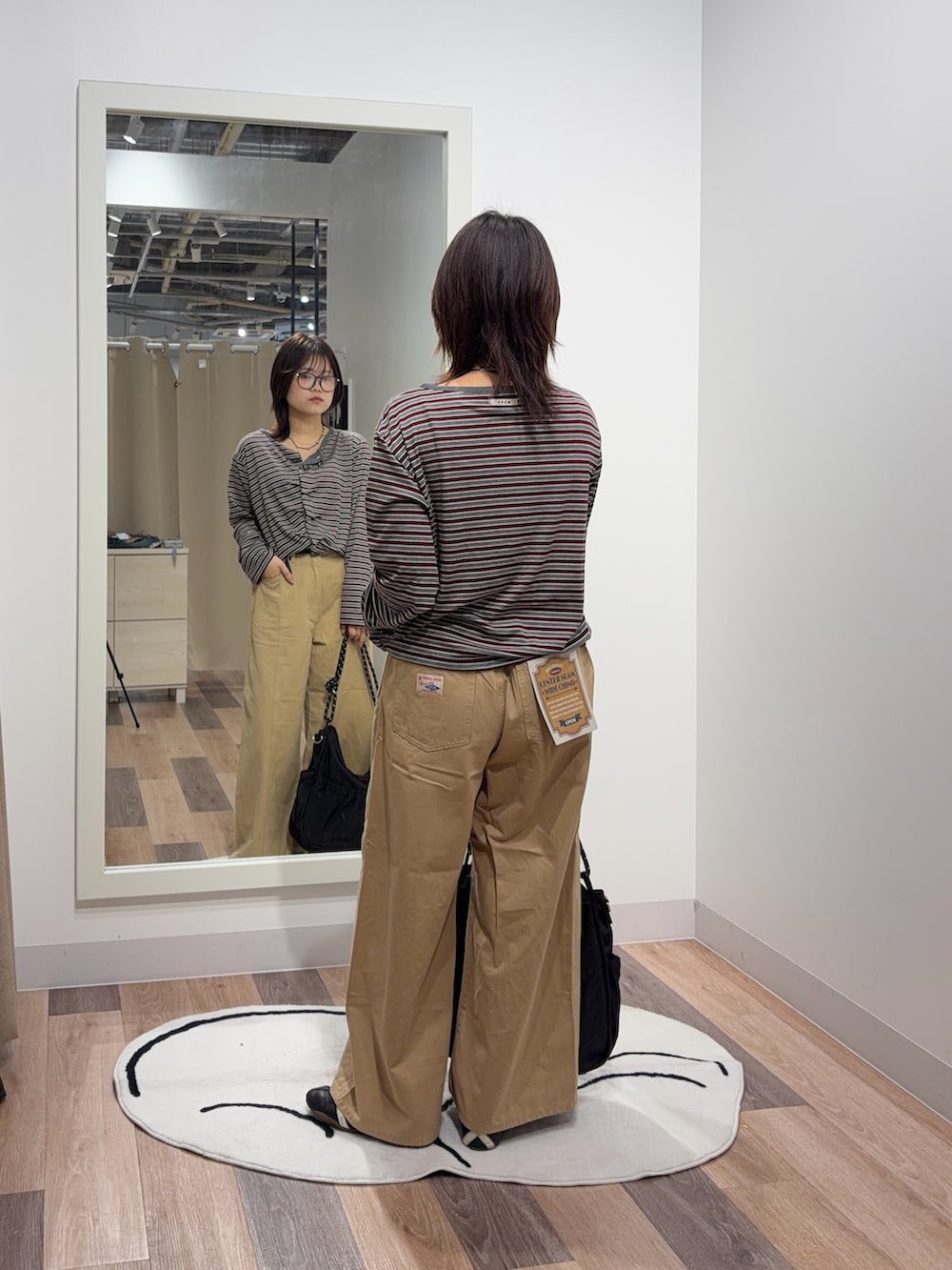 ブルー系のTシャツ/カットソー、ベージュ系のその他パンツを着用したレディースの夏コーディネートの3枚目の写真