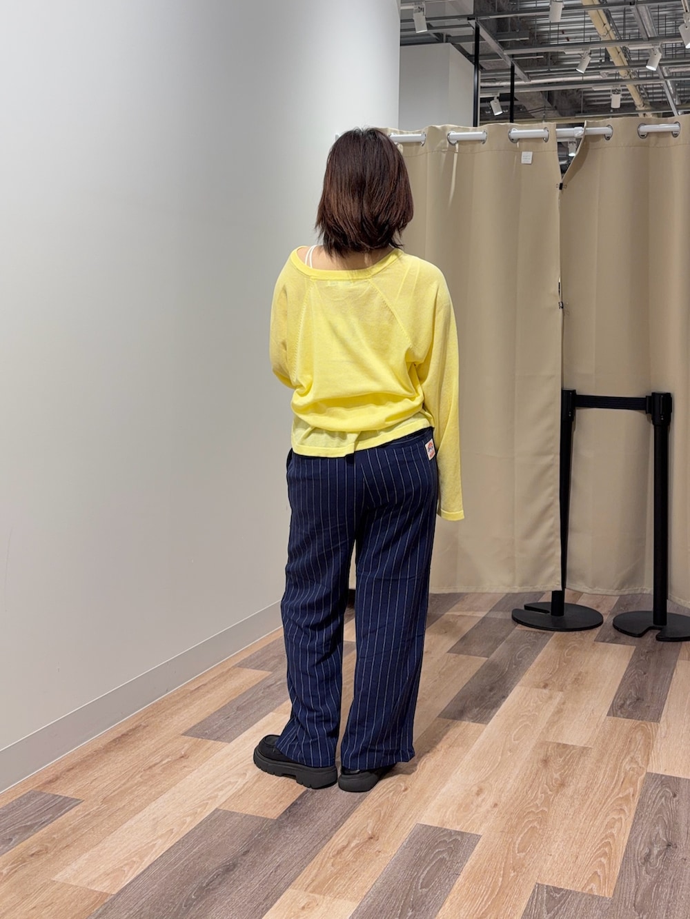 イエロー系のニット/セーター、ブルー系のその他パンツを着用したレディースの春コーディネートの3枚目の写真