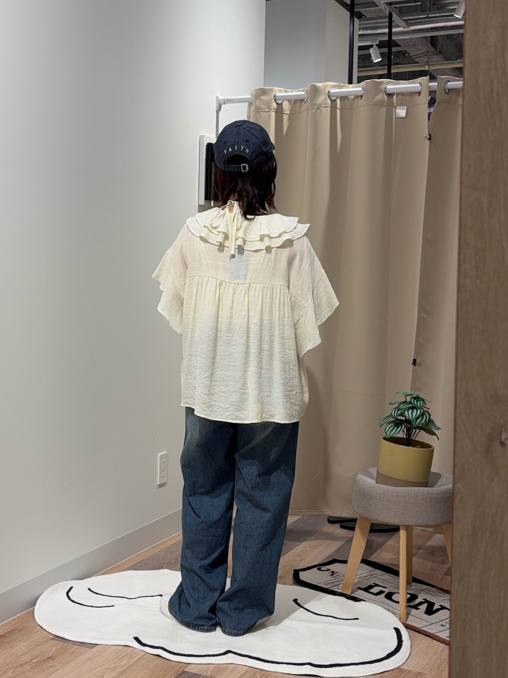 ホワイト系のシャツ/ブラウス、ブルー系のその他パンツ、ホワイト系のキャミソールを着用したレディースの夏コーディネートの3枚目の写真