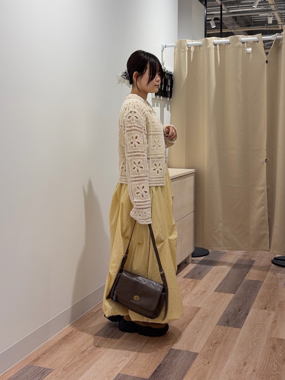 ホワイト系のシャツ/ブラウス、レッド系のTシャツ/カットソー、ブラウン系のトートバッグを着用したレディースの春コーディネートの2枚目の写真