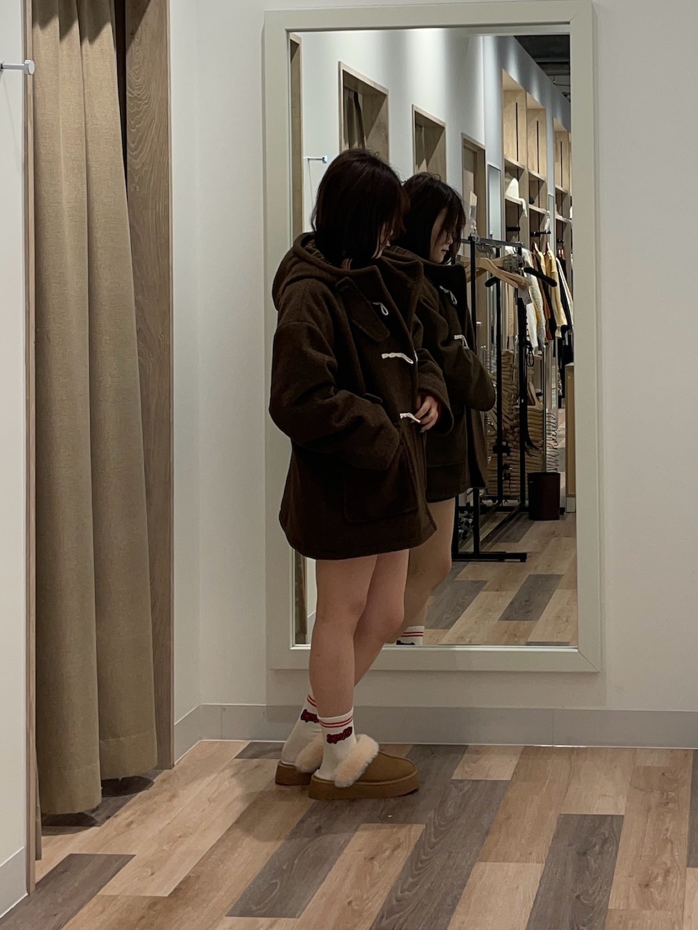 ブラウン系のその他アウター、レッド系のニット/セーター、イエロー系のブーツを着用したレディースの秋コーディネートの2枚目の写真