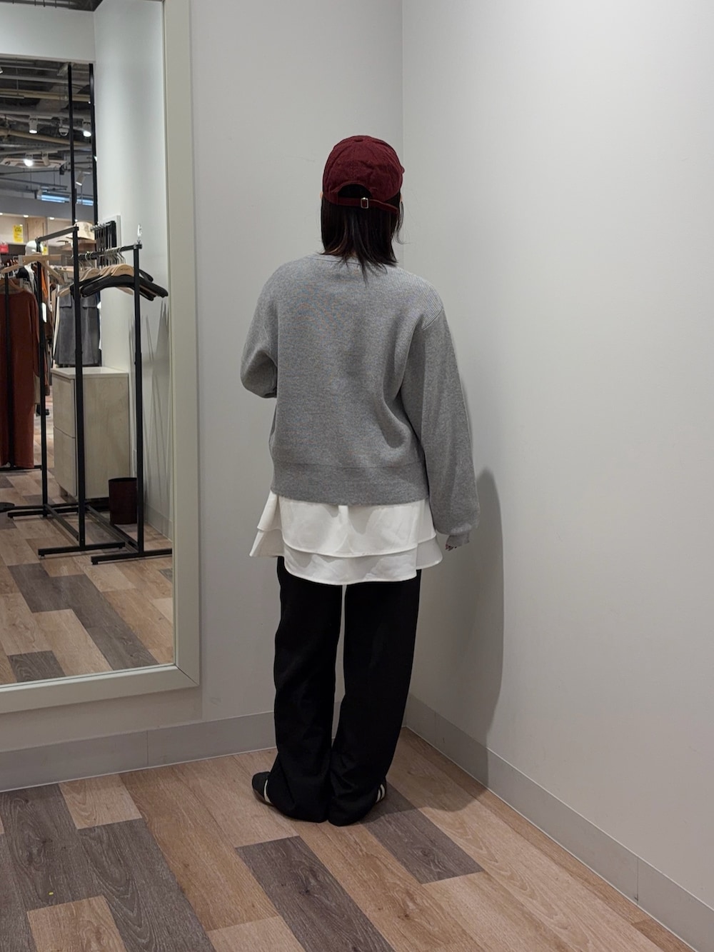 グレー系のカーディガン/ボレロ、ホワイト系のTシャツ/カットソー、ブラック系のその他パンツを着用したレディースの春コーディネートの3枚目の写真