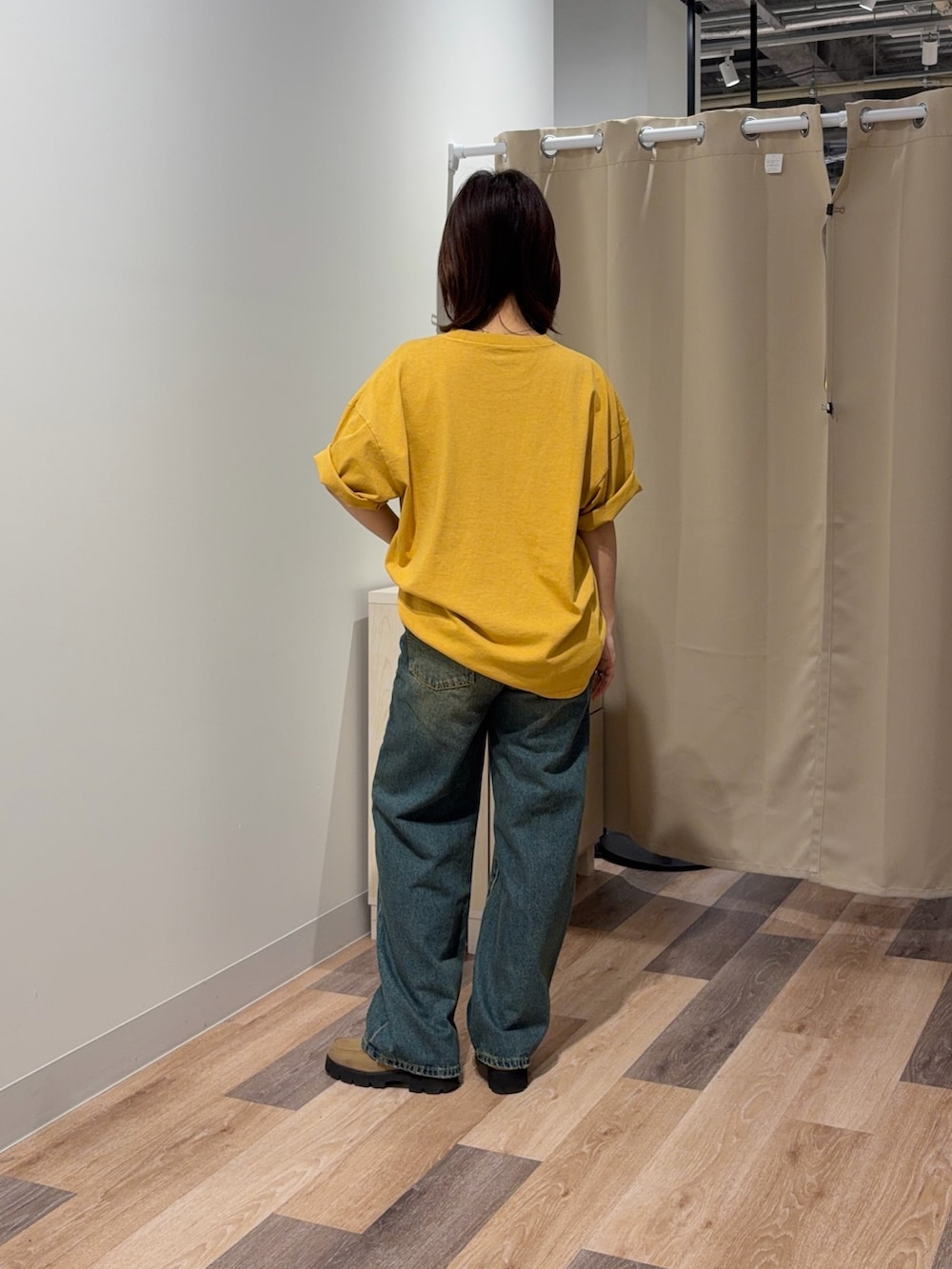 イエロー系のTシャツ/カットソー、ブルー系のデニムパンツを着用したレディースの春コーディネートの3枚目の写真