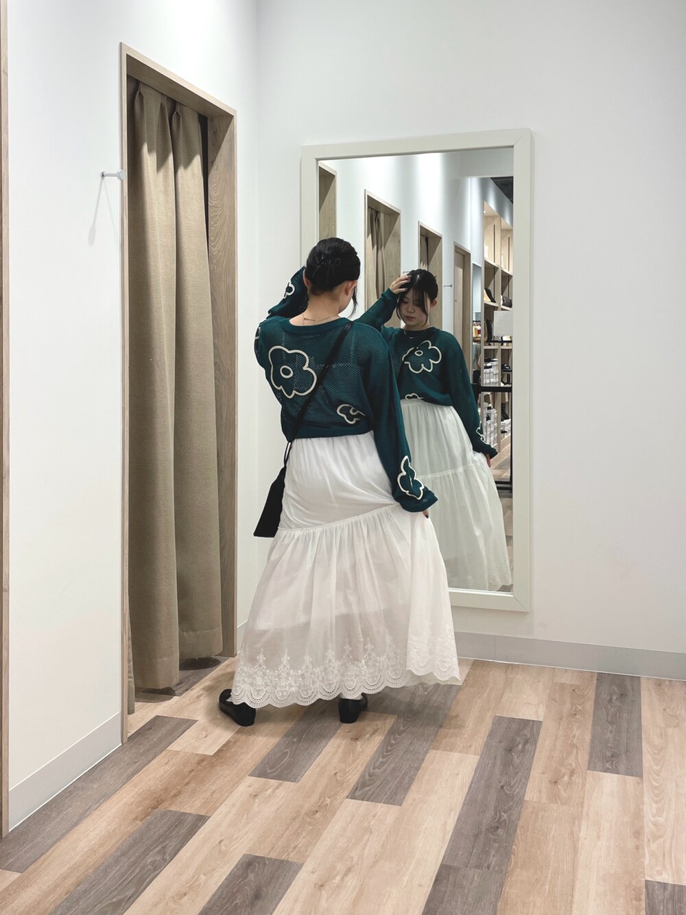 グリーン系のニット/セーター、ブラック系のショルダーバッグ、ブラック系のローファーを着用したレディースの春コーディネートの3枚目の写真