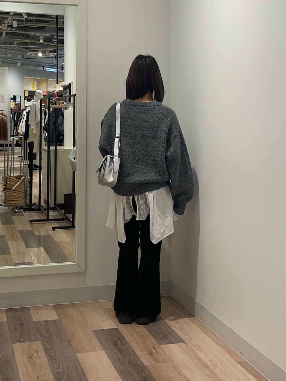 シルバー系のトートバッグ、ホワイト系のシャツ/ブラウス、ブラック系のその他パンツを着用したレディースの冬コーディネートの3枚目の写真