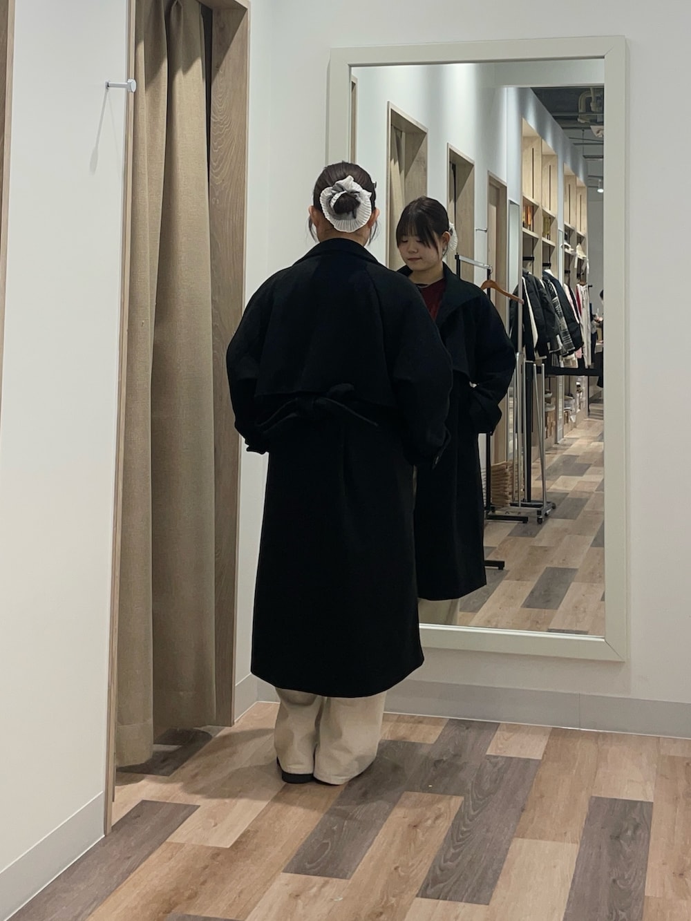 グレー系のその他アウター、ブラック系のデニムパンツを着用したレディースの冬コーディネートの3枚目の写真