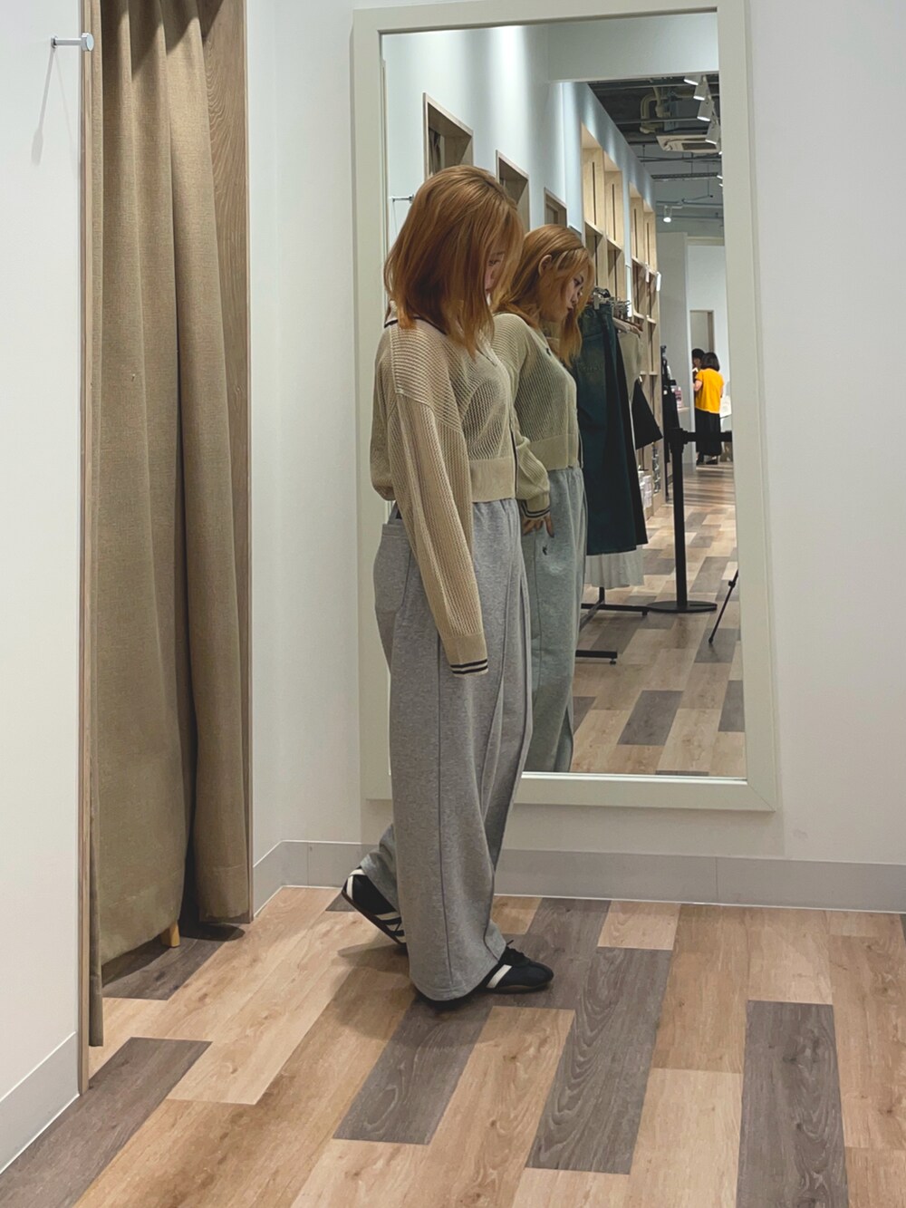 ブラック系のその他パンツ、ホワイト系のカーディガン/ボレロを着用したレディースの夏コーディネートの2枚目の写真