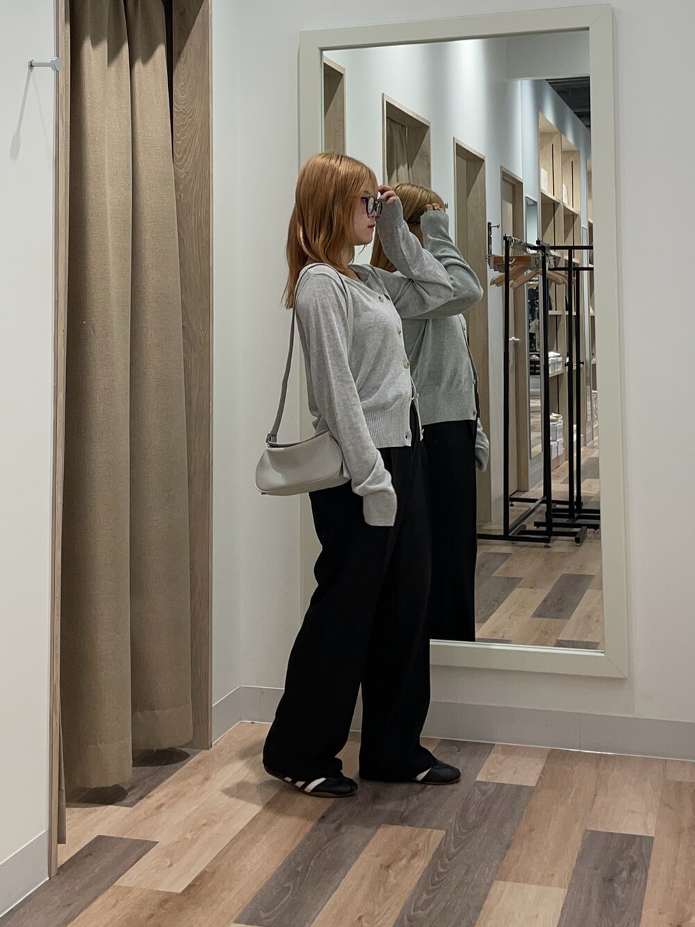 グレー系のカーディガン/ボレロ、ホワイト系のその他パンツを着用したレディースの夏コーディネートの2枚目の写真