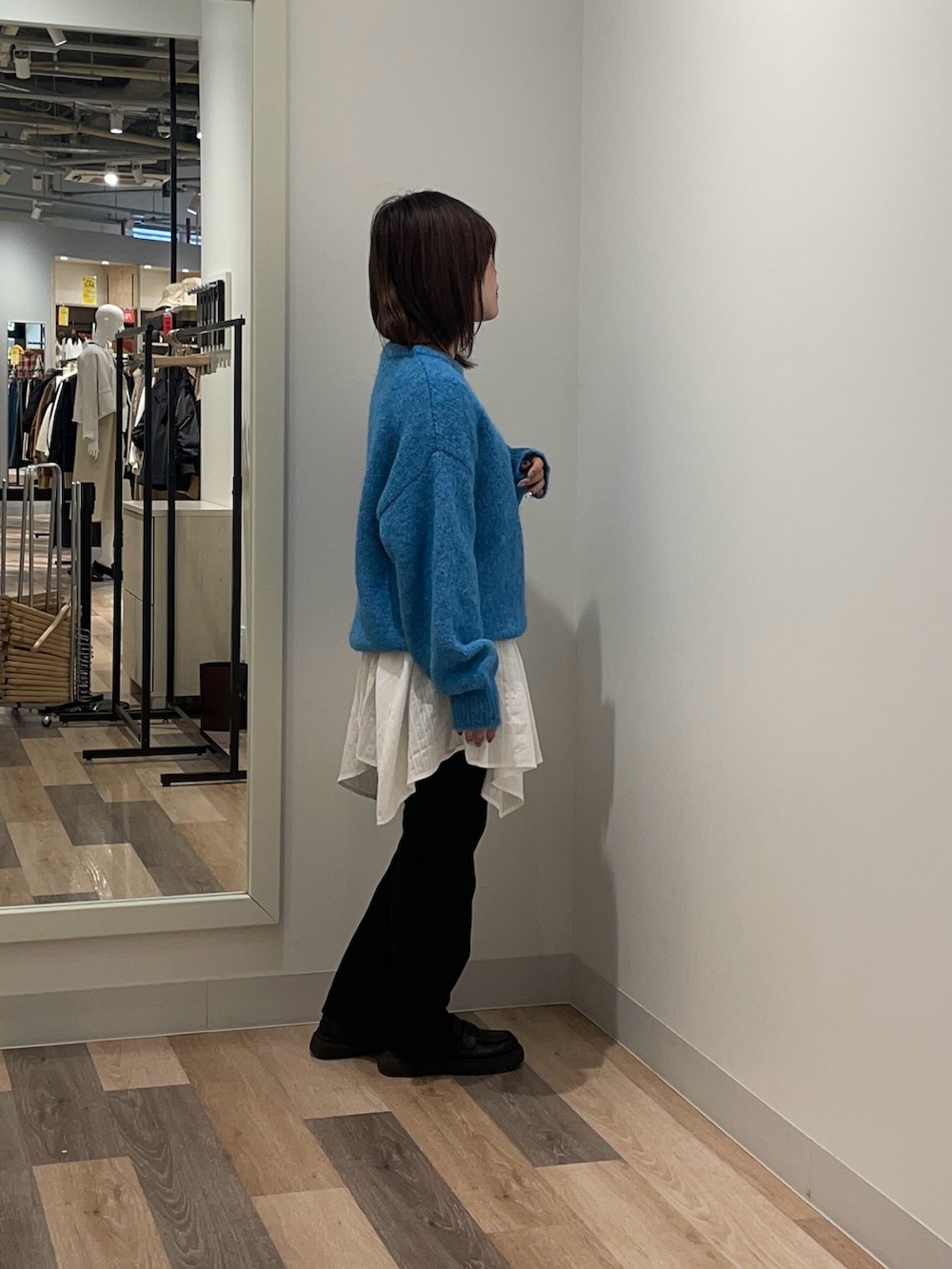 ホワイト系のシャツ/ブラウス、ブラック系のその他パンツを着用したレディースの冬コーディネートの2枚目の写真