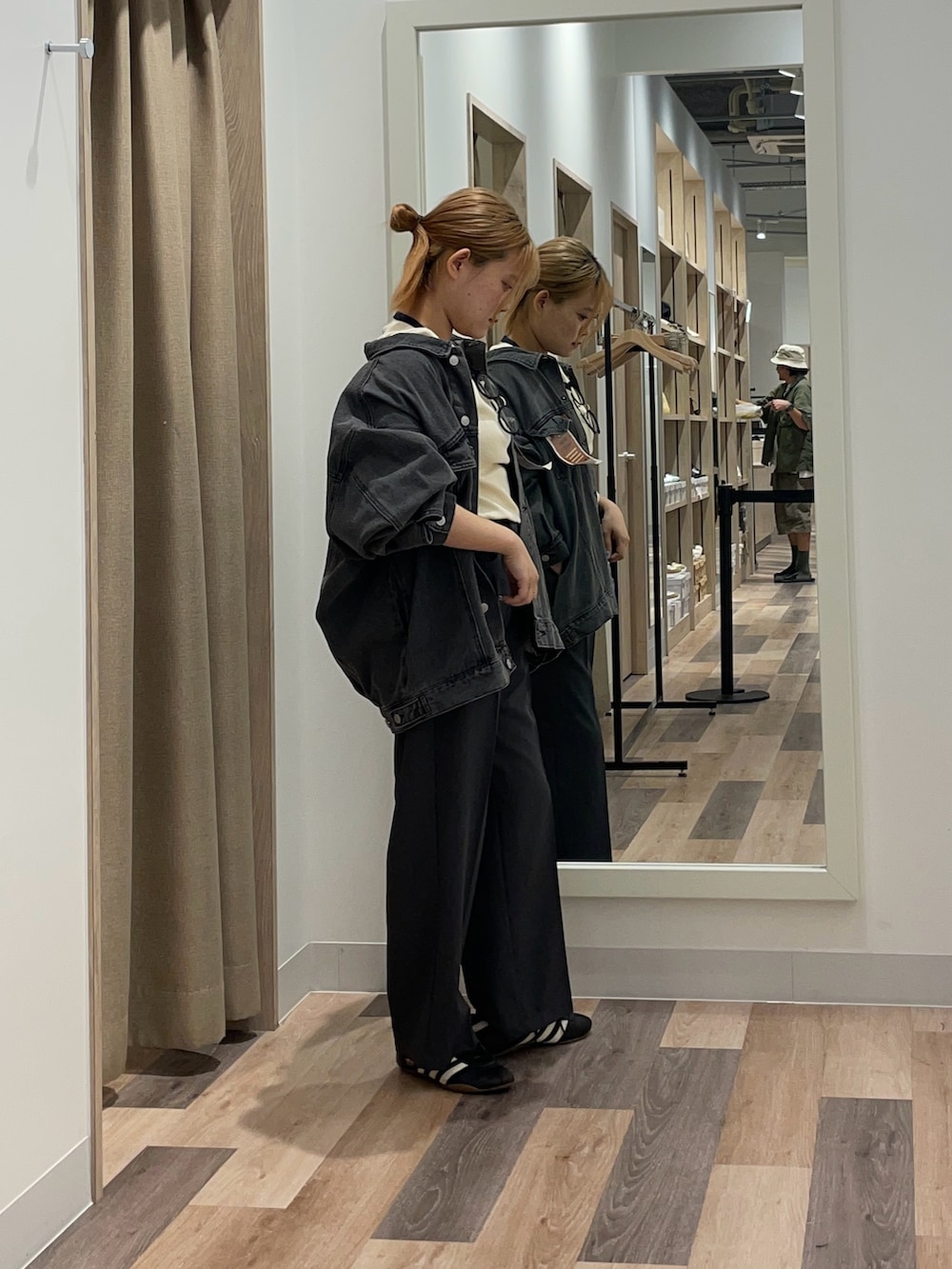 ブラック系のデニムジャケット、ホワイト系のその他パンツ、ホワイト系のTシャツ/カットソーを着用したレディースの夏コーディネートの2枚目の写真